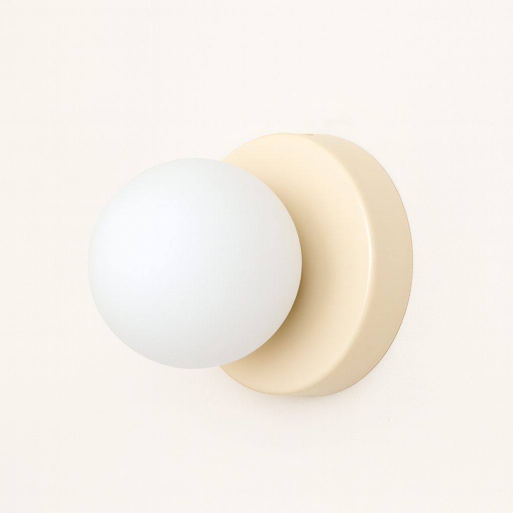 Minimalistisk Vägglampa med Glaskupa Skandinavisk