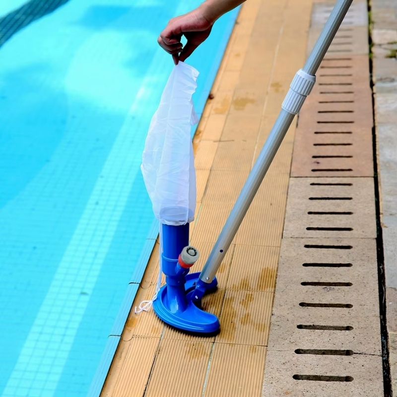 Pooldammsugare för rengöring av poolbotten