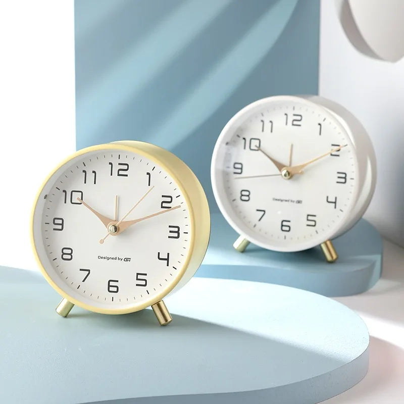 Tyst Skandinavisk Bordsklocka – Modern & Elegant Design