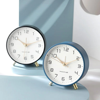 Tyst Skandinavisk Bordsklocka – Modern & Elegant Design