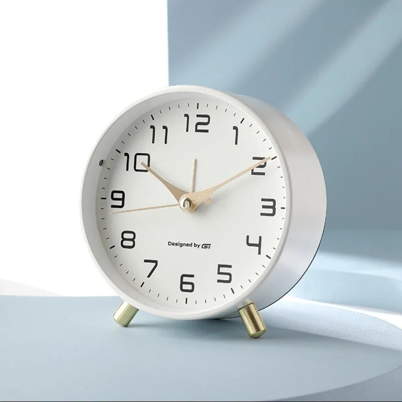 Tyst Skandinavisk Bordsklocka – Modern & Elegant Design