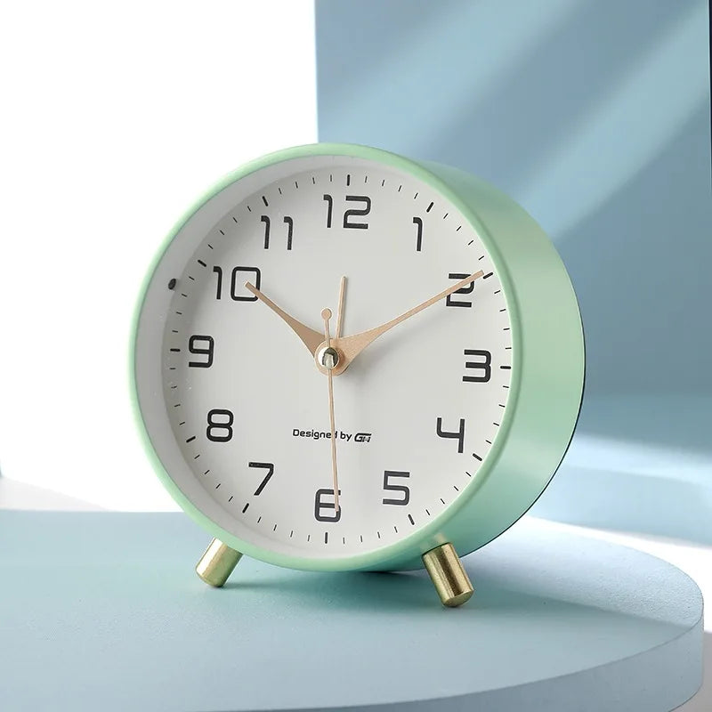 Tyst Skandinavisk Bordsklocka – Modern & Elegant Design
