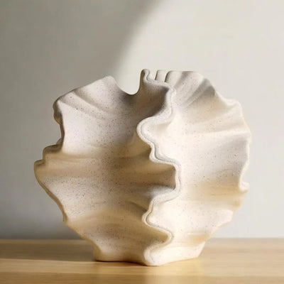Skulptural vågvas i keramik