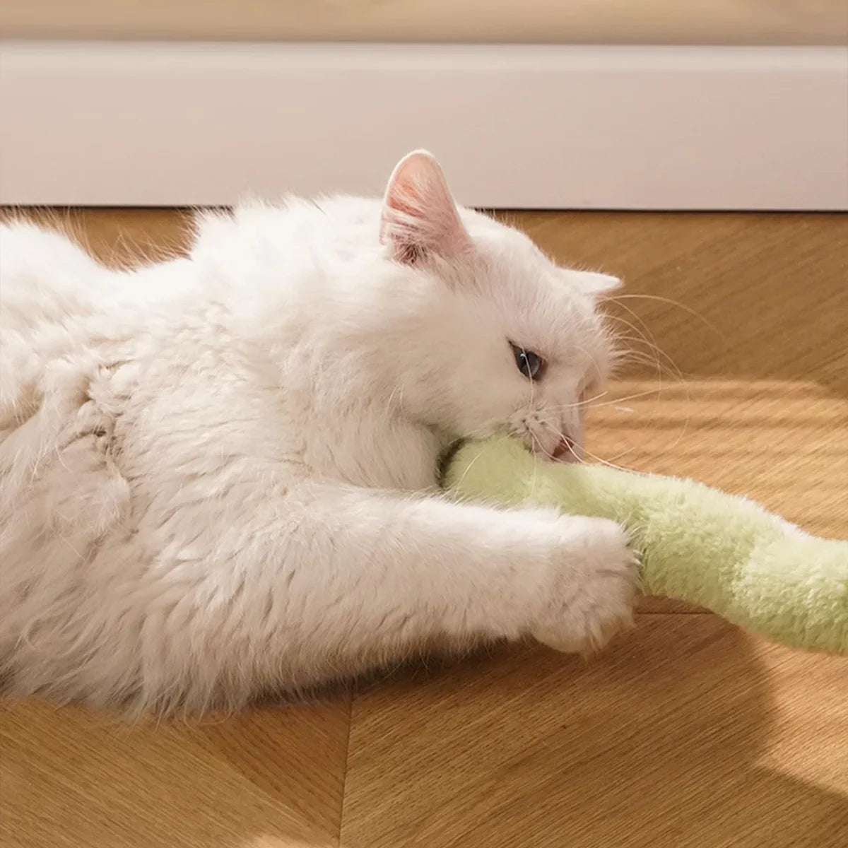 Ormleksak i plysch för katt