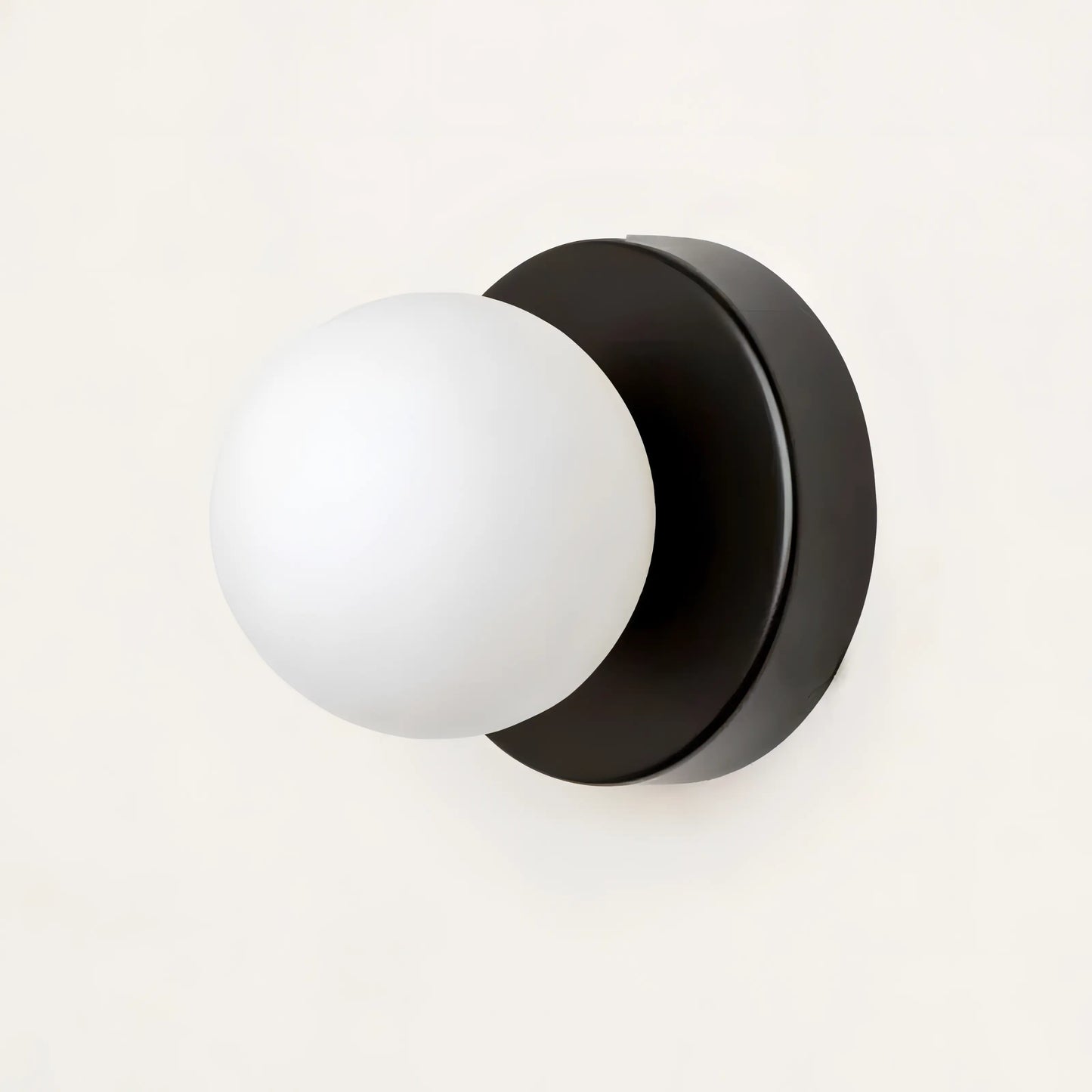 Minimalistisk Vägglampa med Glaskupa Skandinavisk