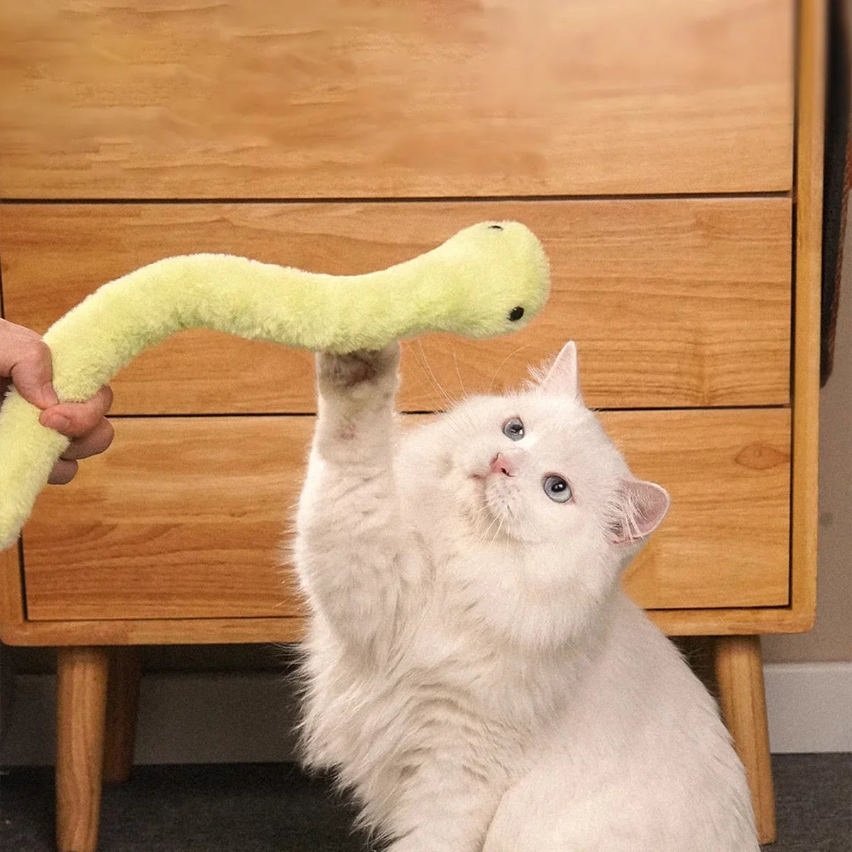 Ormleksak i plysch för katt