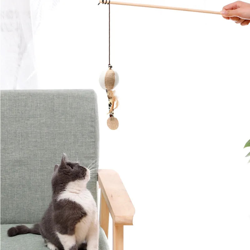 Kattvippa med fjädrar och träpinne