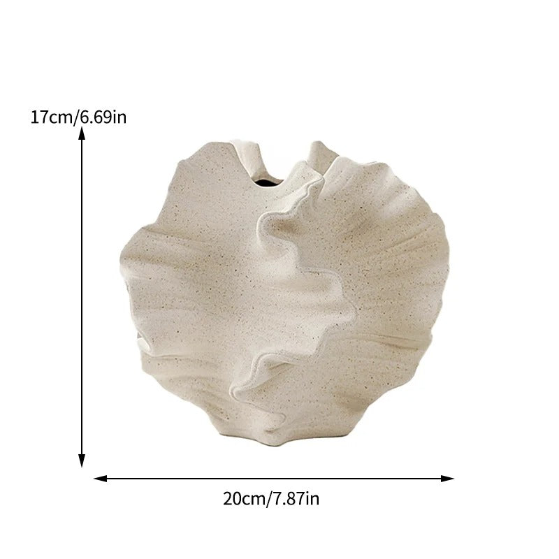 Skulptural vågvas i keramik